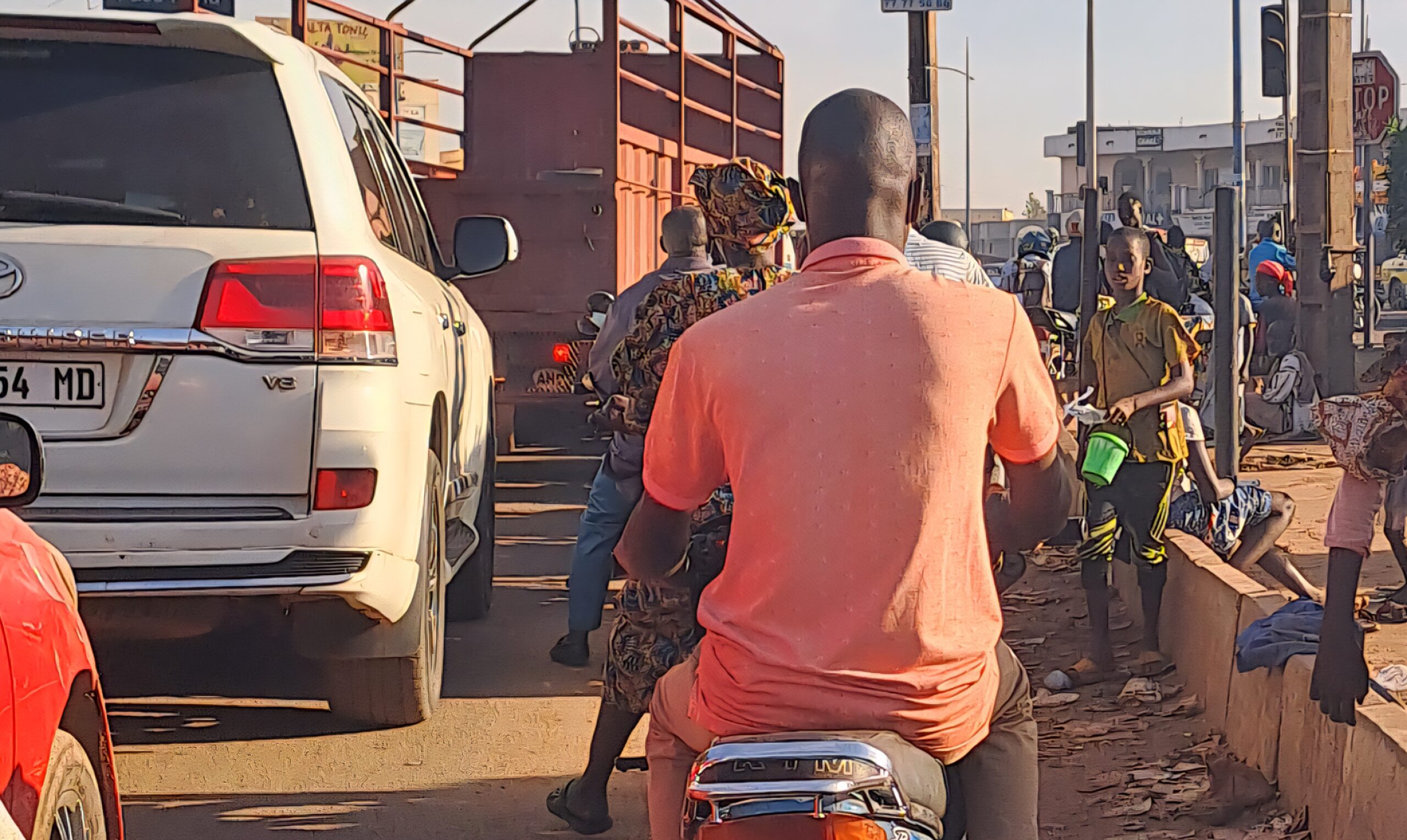 Des enfants contraints à mendier malgré la pluie