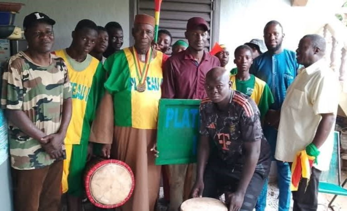 Remise d’équipements au comité des supporters de Koulikoro