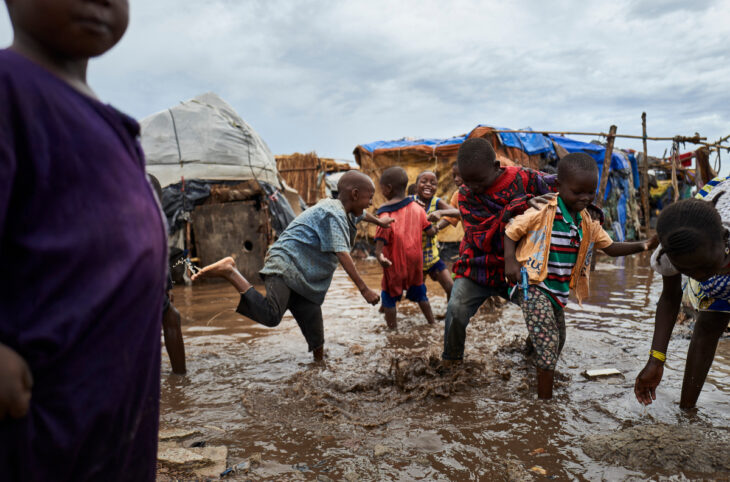 Se laver sous la pluie, un plaisir risqué pour les enfants