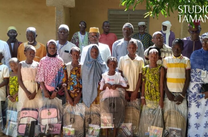 Remise de kits scolaires aux enfants à Kayes