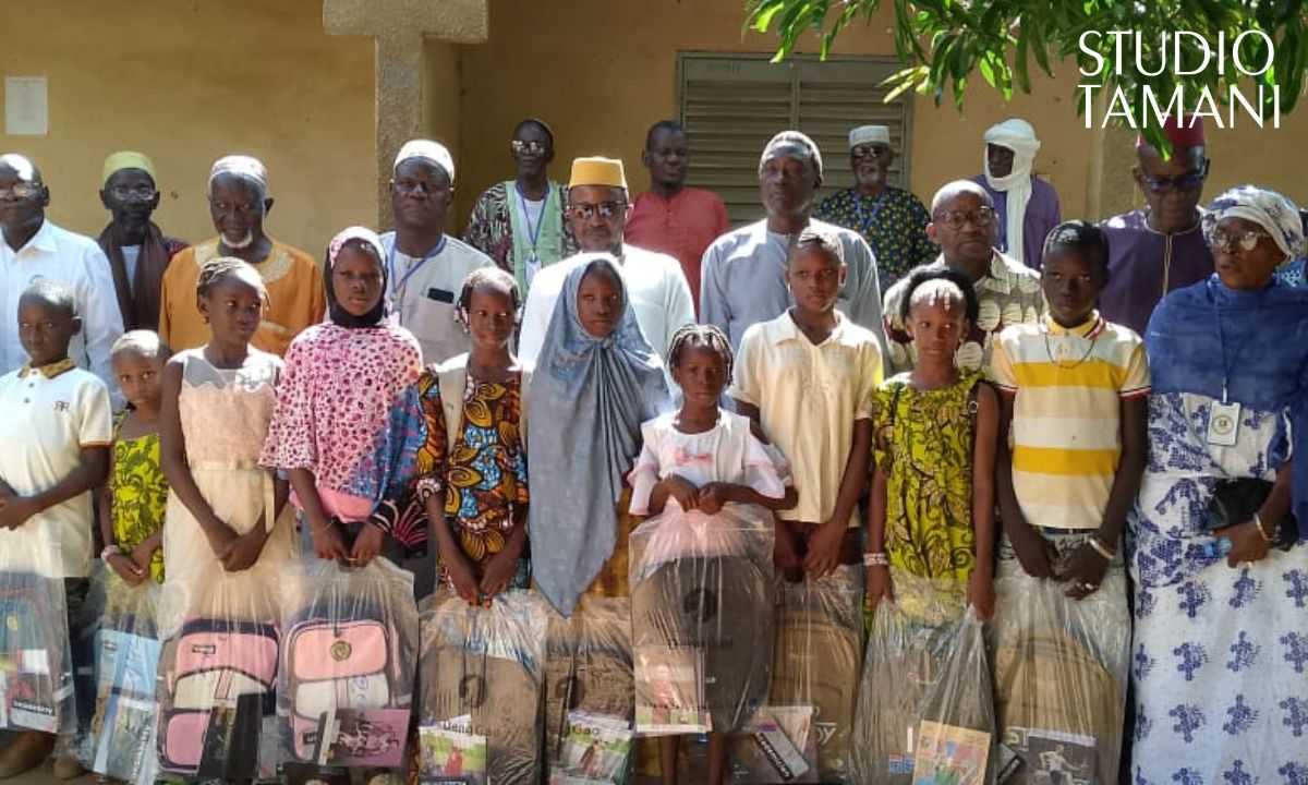 Remise de kits scolaires aux enfants à Kayes