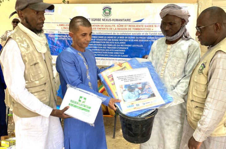 Diré : distribution de kits scolaires et alimentaires aux élèves