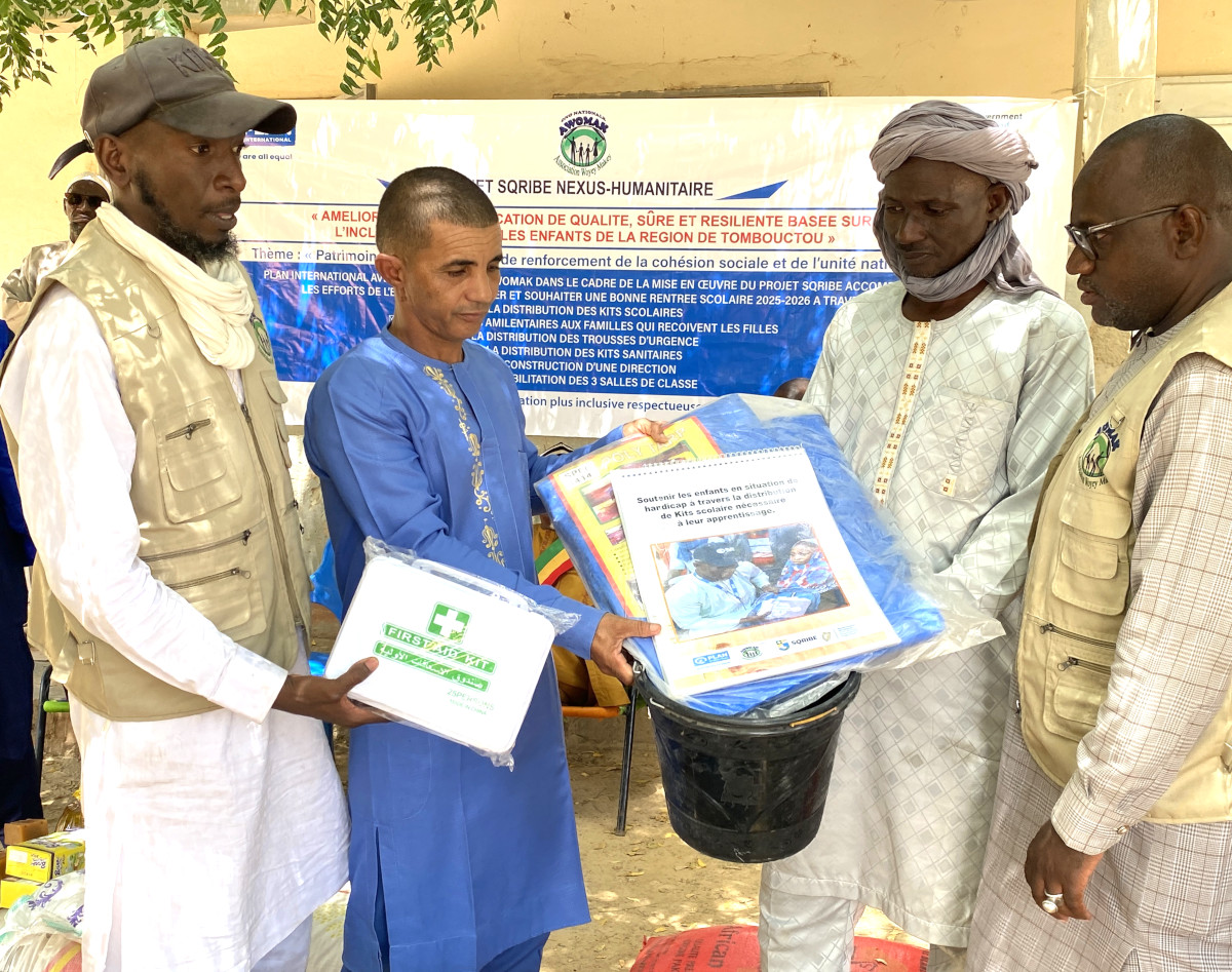 Diré : distribution de kits scolaires et alimentaires aux élèves