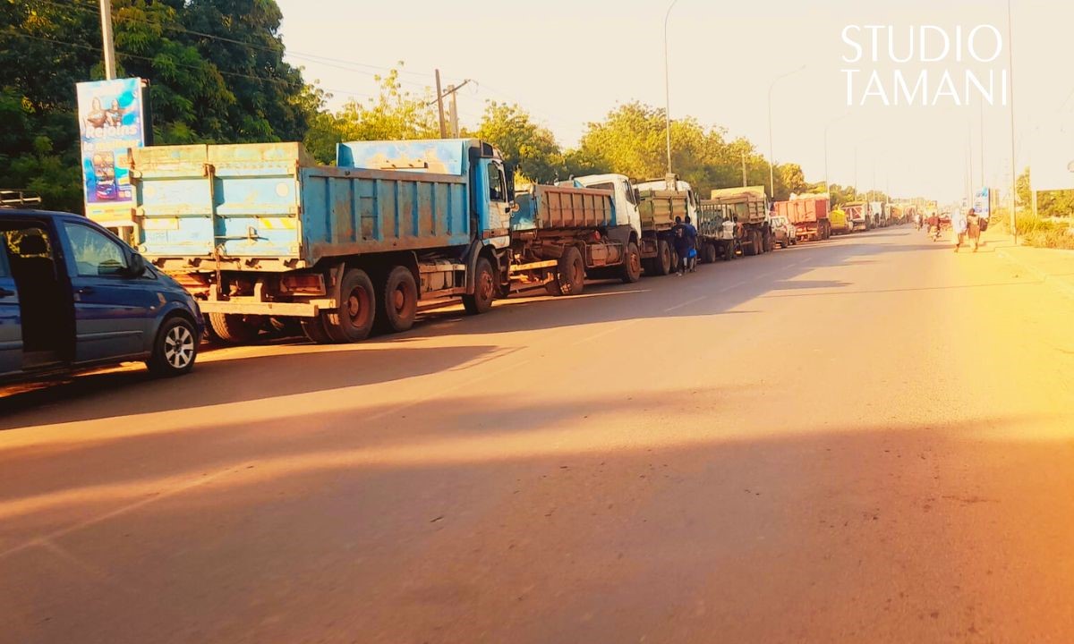 Crise du carburant : entre grogne des chauffeurs et colère des usagers face aux restrictions