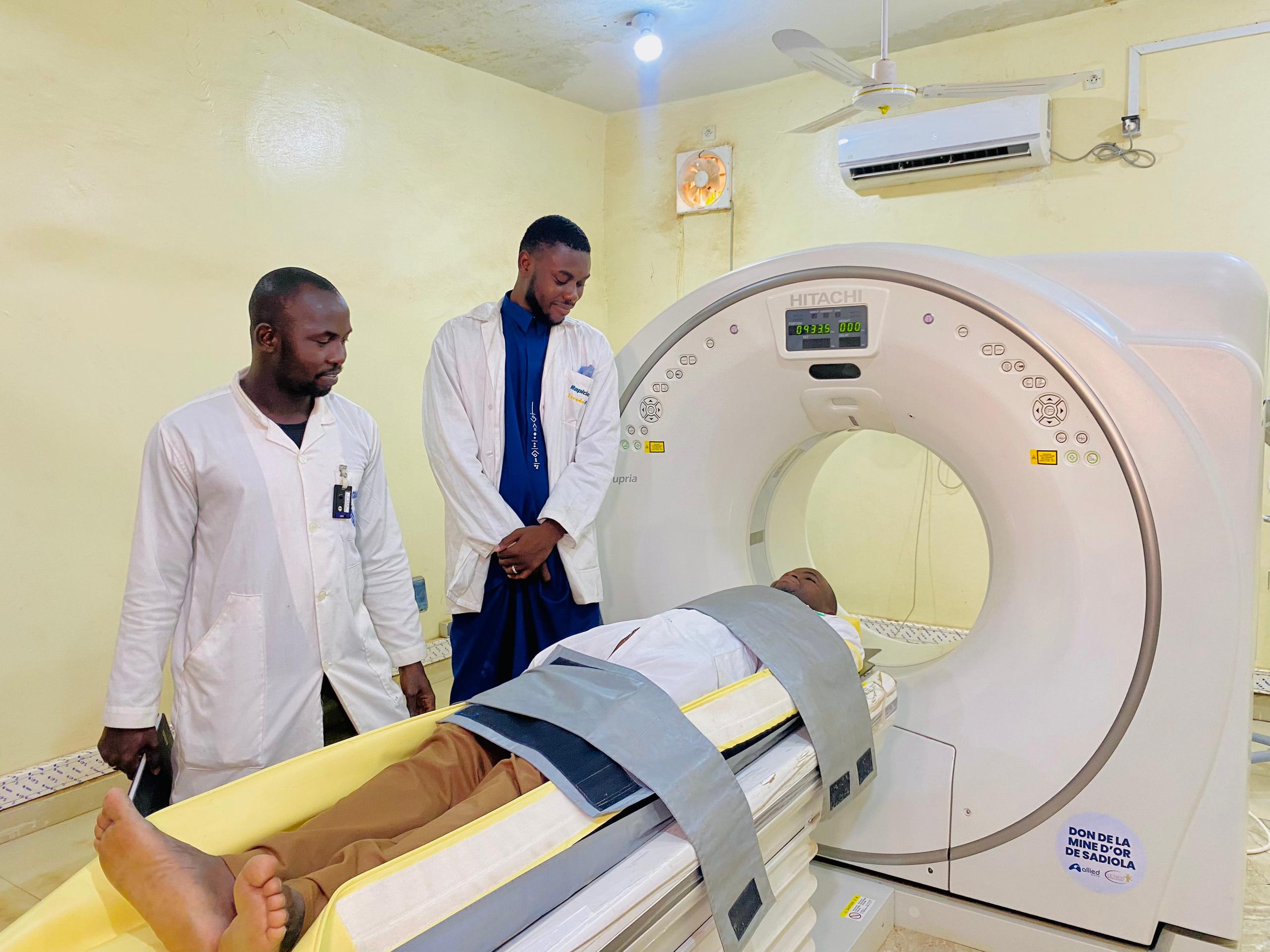 Kayes : remise d’un scanner et de kits de dialyse à l’hôpital Fousseyni Daou