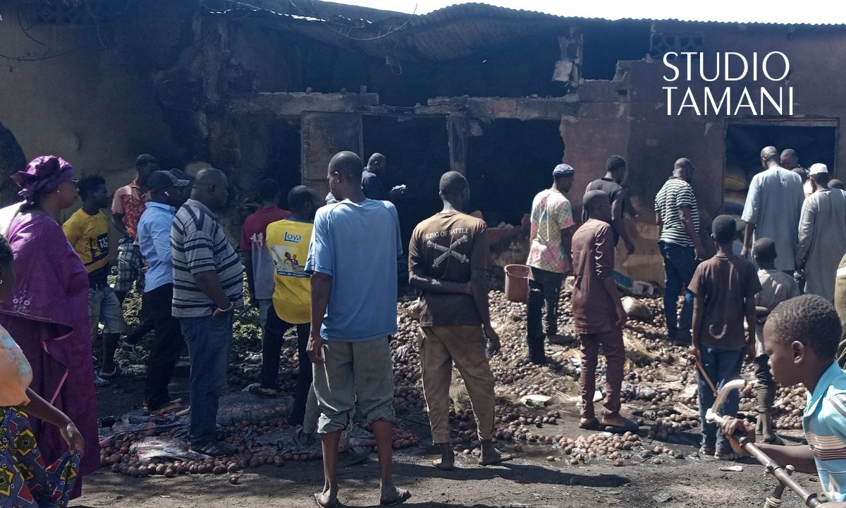 San : un incendie ravage un camion de marchandises