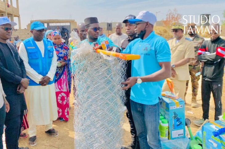 Remise de kits d'élevage, de maraîchage et de pisciculture à des réfugiés et déplacés à Kayes