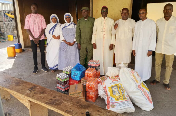 L’évêque de San visite les détenus