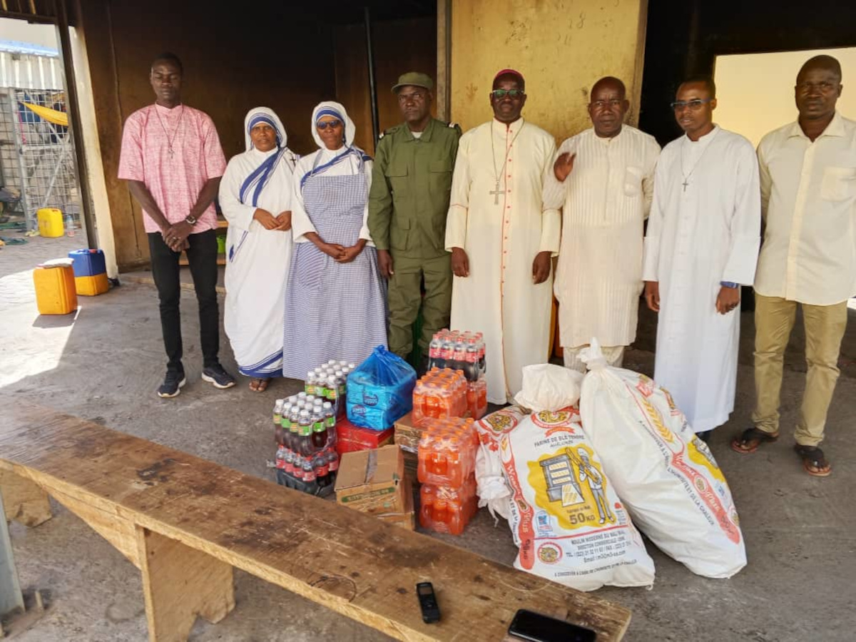 L’évêque de San visite les détenus