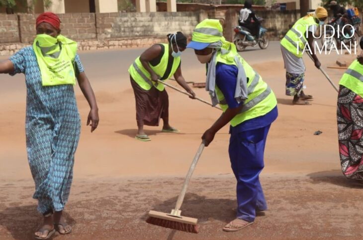 Koulikoro : des femmes mobilisées pour désensabler la route