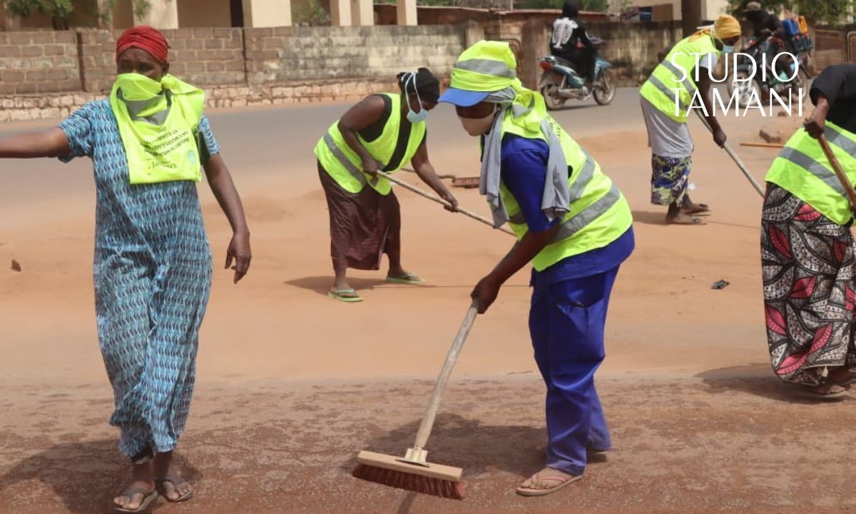 Koulikoro : des femmes mobilisées pour désensabler la route