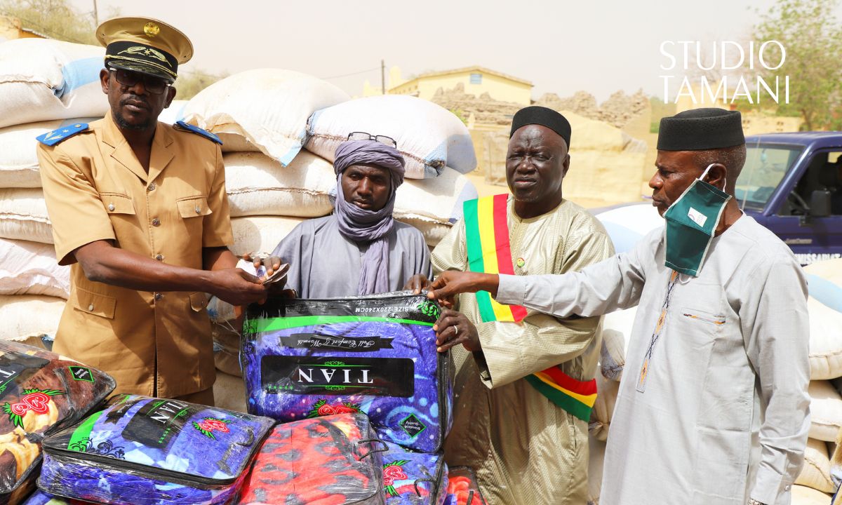 Goundam : les autorités au chevet des déplacés de Baidodji