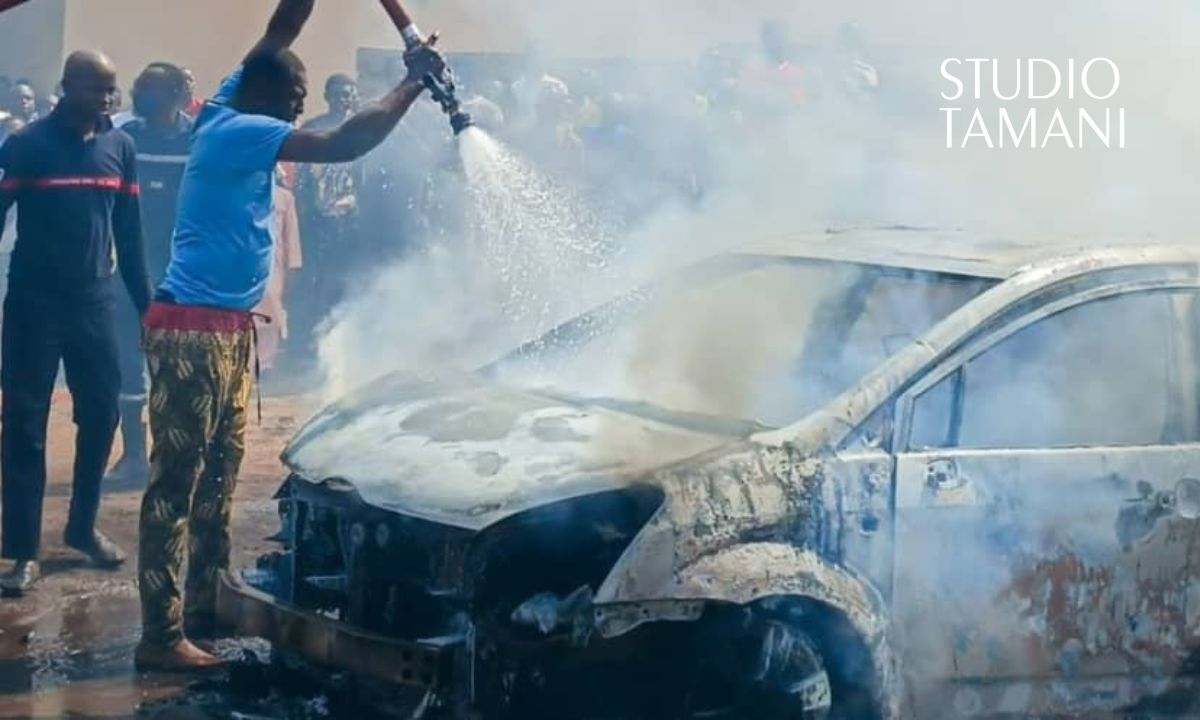 SEGOU : un véhicule prend feu dans un garage