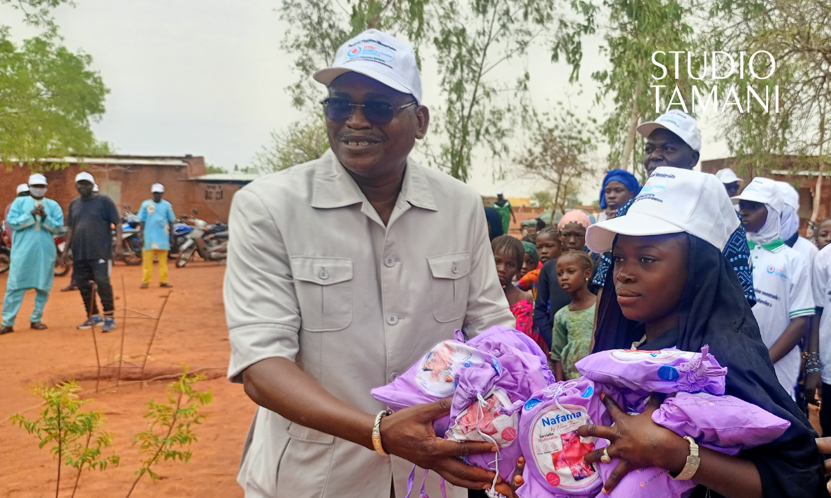 Distribution de kits d’hygiène menstruelle dans des écoles à Bankass