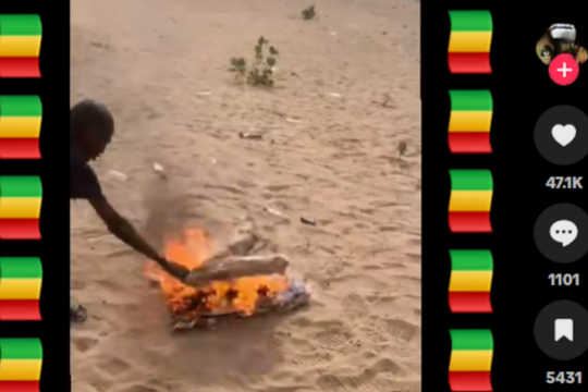 Non, cette vidéo de treillis militaires incendiés n'a pas été filmée au Mali
