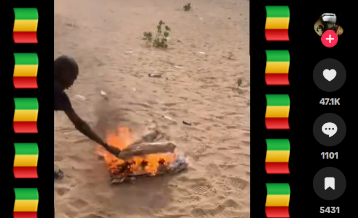 Non, cette vidéo de treillis militaires incendiés n’a pas été filmée au Mali