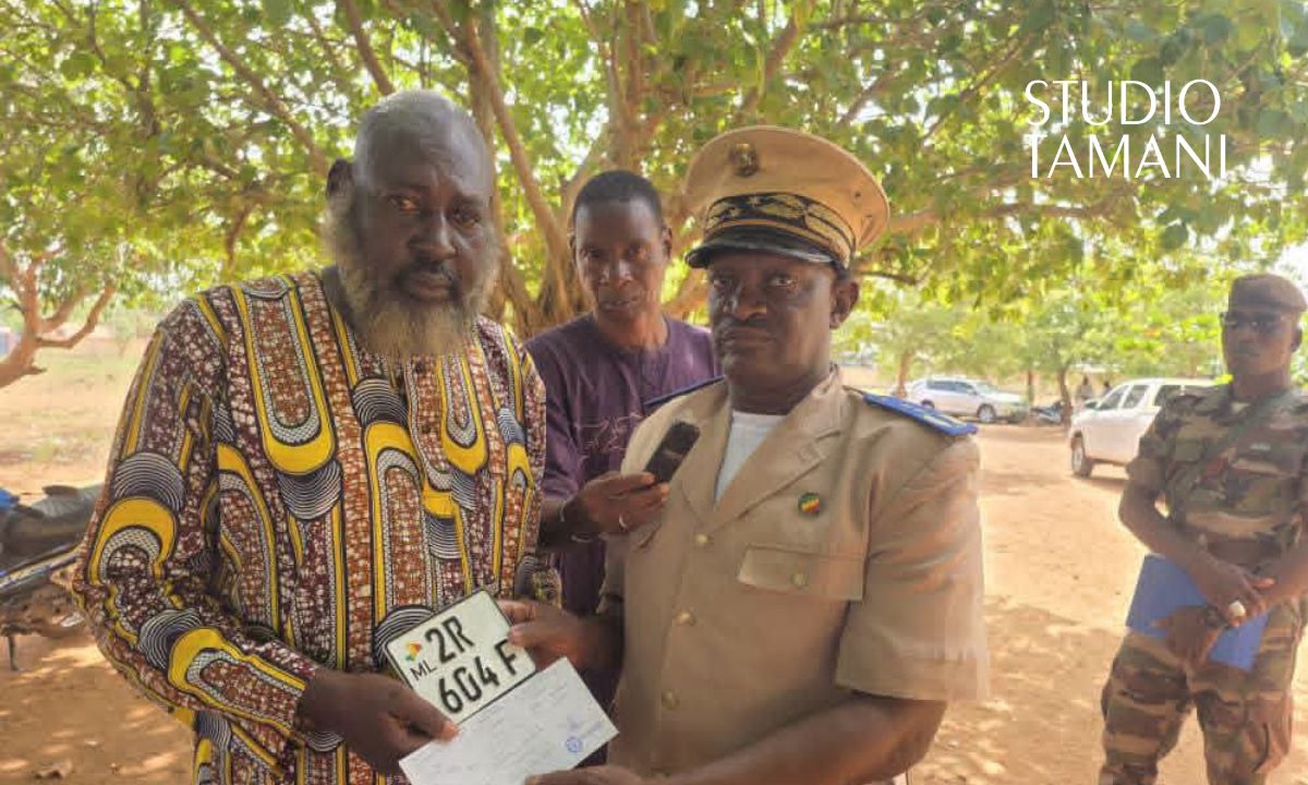 Début de la remise des plaques d’immatriculation à San