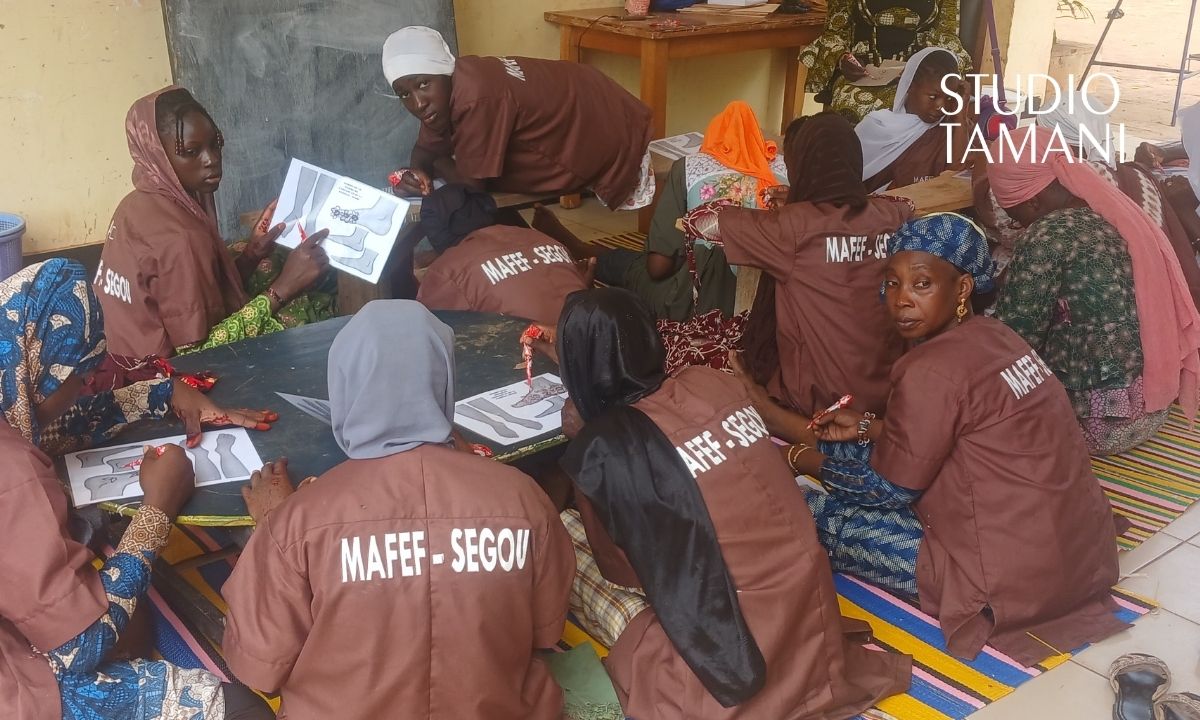 Ségou : des jeunes filles se forment au henné