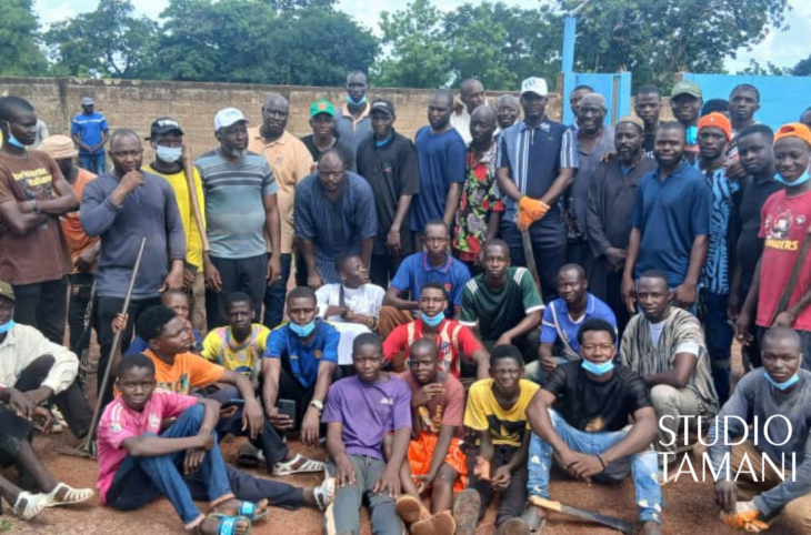 Yanfolila : la jeunesse mobilisée pour l’assainissement du cimetière de Dougoukoro