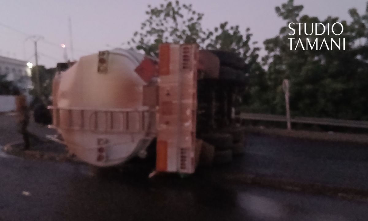 Koulikoro : un camion-citerne chargé de 45 000 litres de gasoil se renverse