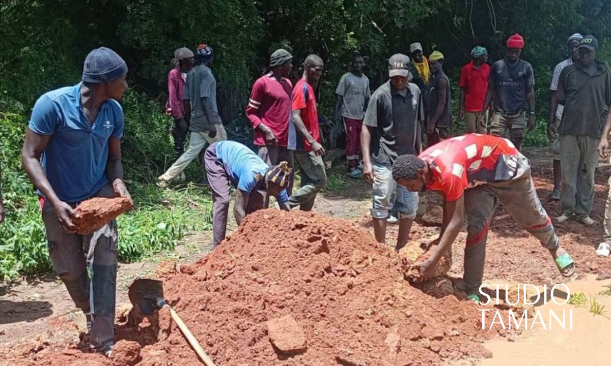 Bafoulabé : les jeunes réhabilitent leur route