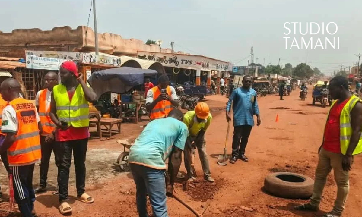 Yanfolila : les jeunes réparent la route vers Bougouni