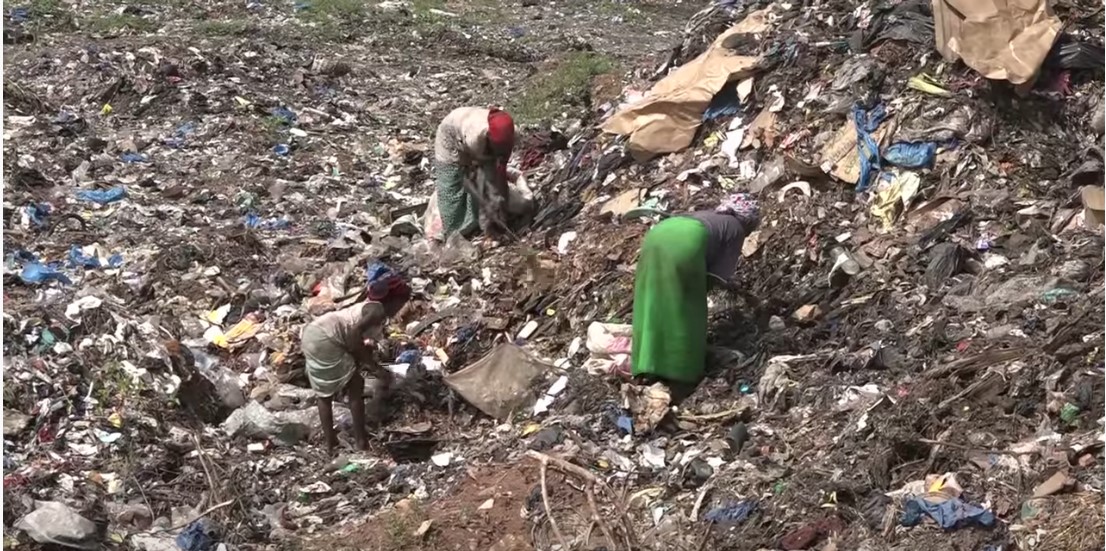 A Kita, des femmes trient des déchets pour subvenir à leurs besoins