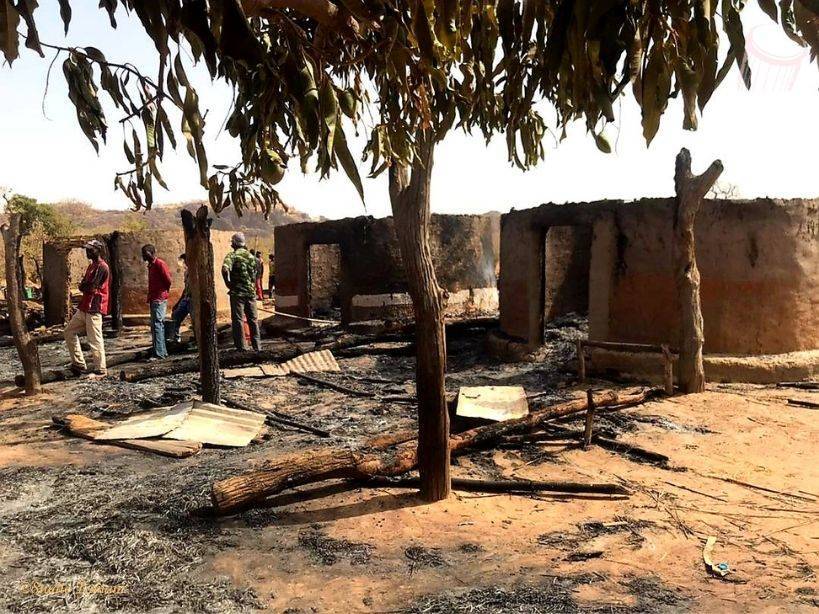 Incendie : des cases rondes et des greniers partis en fumée dans le village de Dramétou