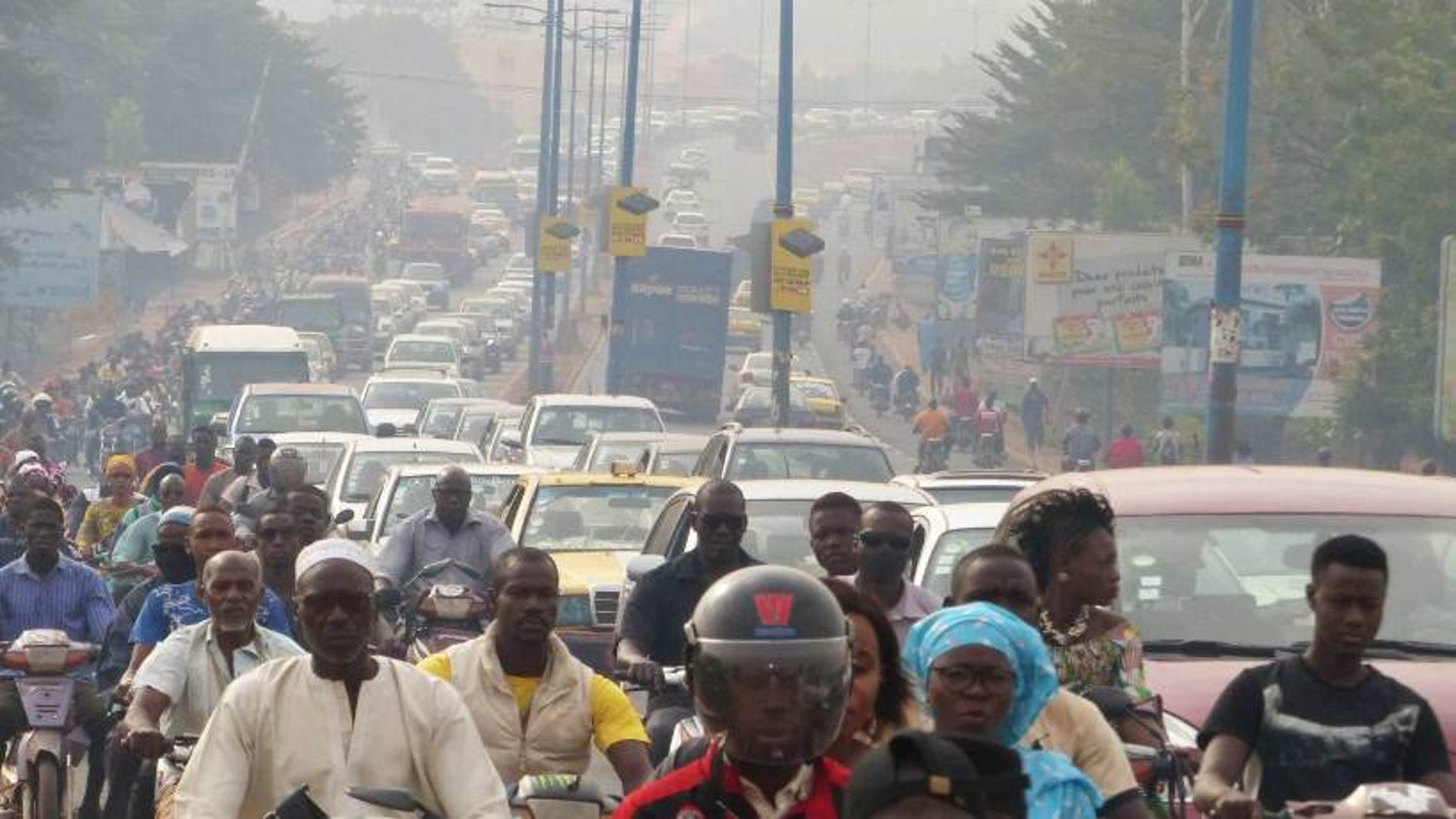 Port du casque : des motards sensibilisent des jeunes à Bamako