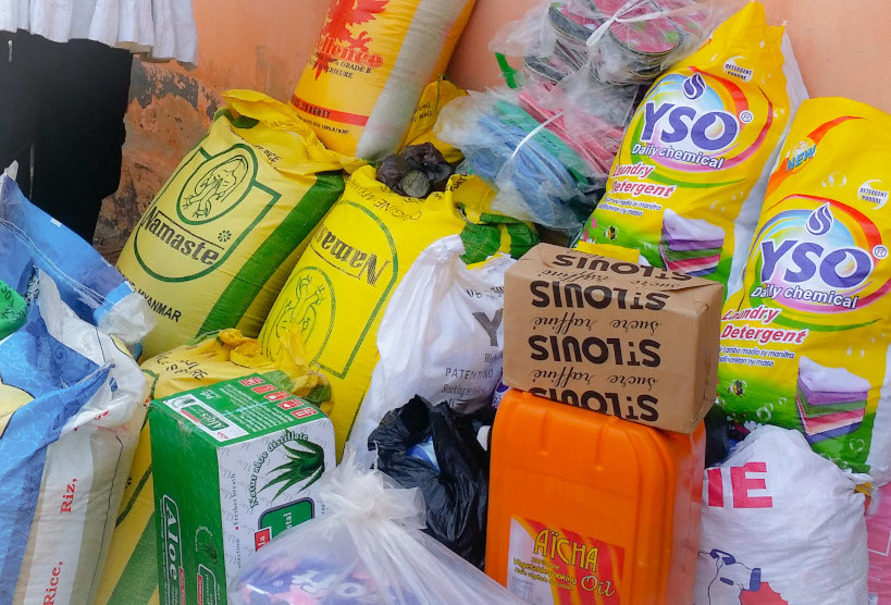 ANSONGO : du riz, du sucre et du lait pour des déplacés de Ouatagouna