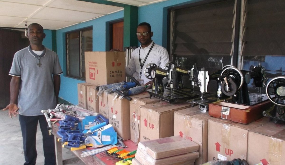 ANSONGO : don de matériels aux jeunes pour lutter contre la pauvreté