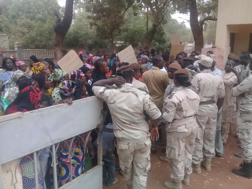 Attaque de Dioura : les épouses des militaires tués exigent le départ de certains responsables de l’armée