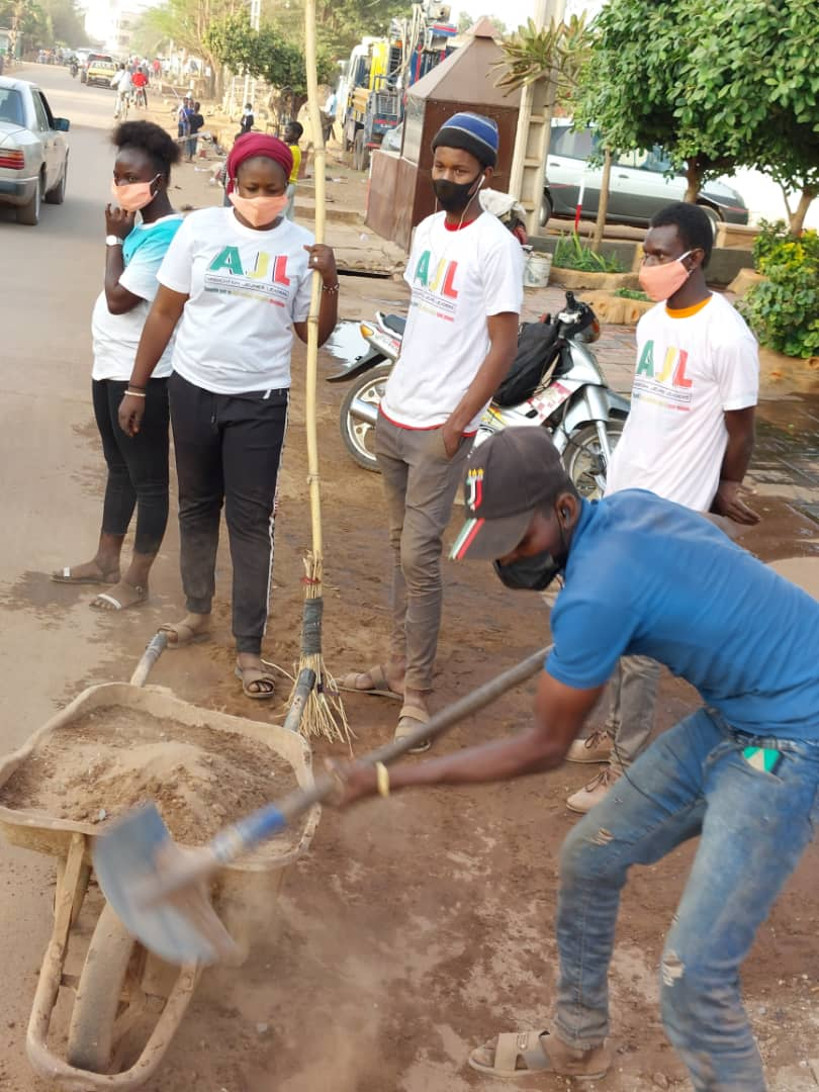 Bamako : l’assainissement de Kalaban Coura mobilise des jeunes du quartier