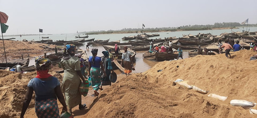 Extraction de sable à Kalaban Coro : « un travail pénible, mais bénéfique », témoignent des jeunes femmes