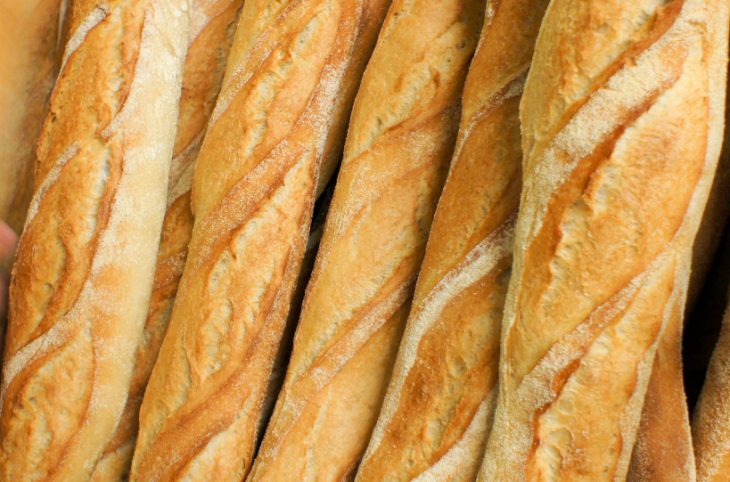 Baguette de pain : le gouvernement fixe le prix à 270 FCFA, mais des consommateurs l’achètent à 300 FCFA