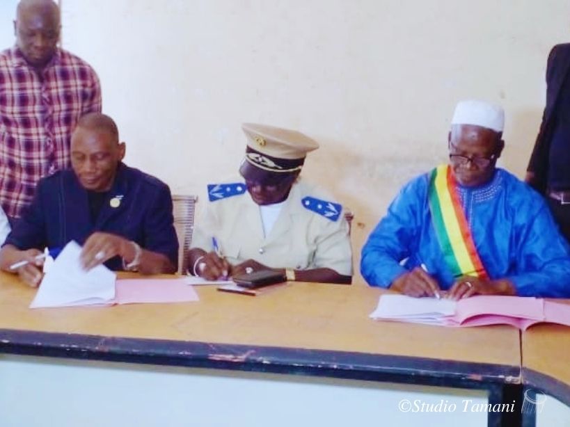 Aménagement d’aire de stationnement à Diema, la mairie et le conseil régional signent une convention