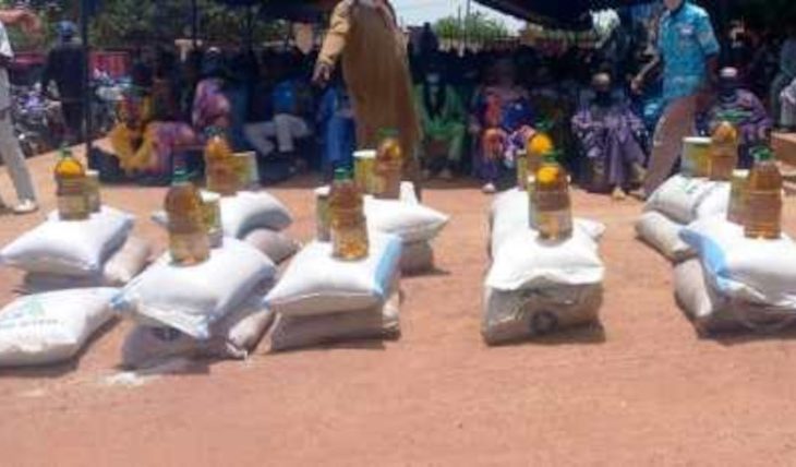 KOUTIALA : don de produits alimentaires aux chefs de village