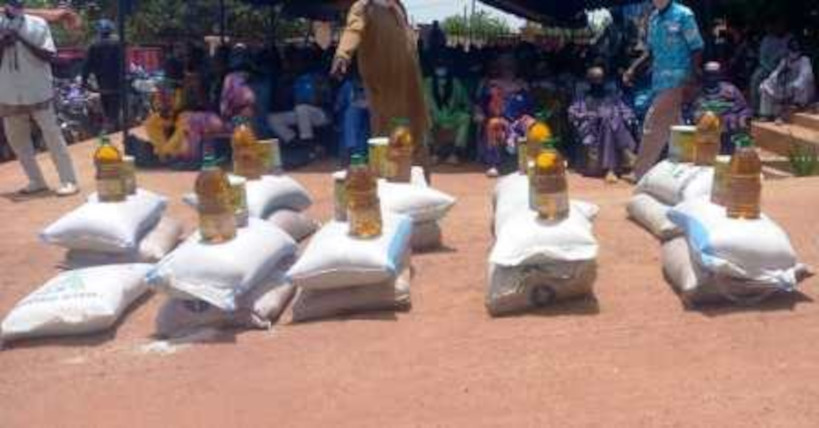 KOUTIALA : don de produits alimentaires aux chefs de village