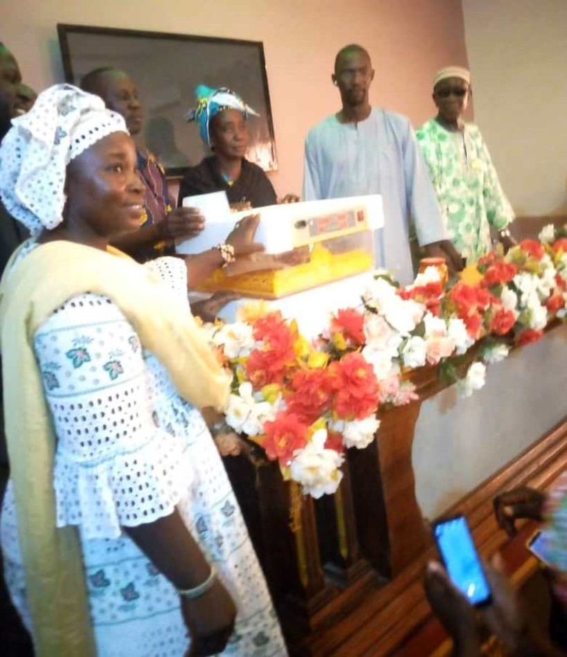 Koutiala : don d’une couveuse de plus de 100 œufs à un orphelinat