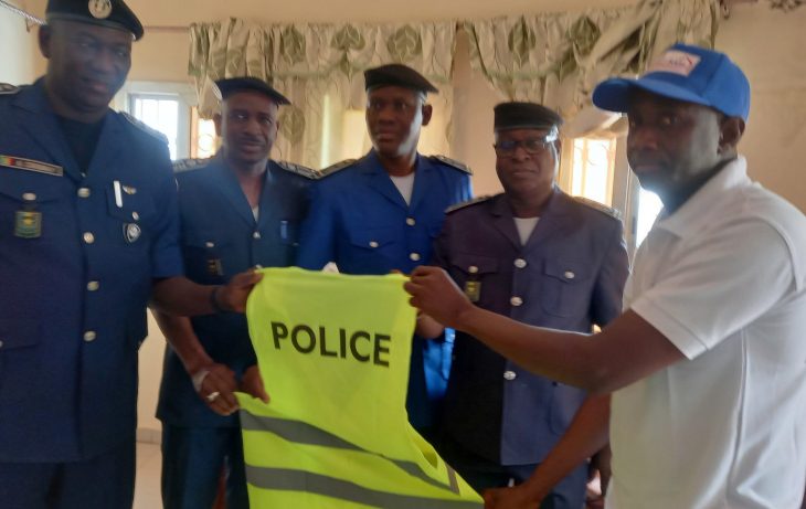 Don de gilets fluorescents aux policiers de Ségou