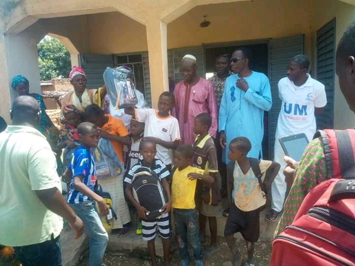 Yorosso : don de kits scolaires à plusieurs enfants orphelins de la commune de Boura