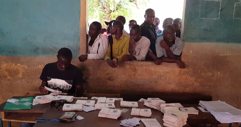 Retrait des cartes d’électeurs : le gouvernement évoque 43%, l’opposition dénonce de « faux chiffres »