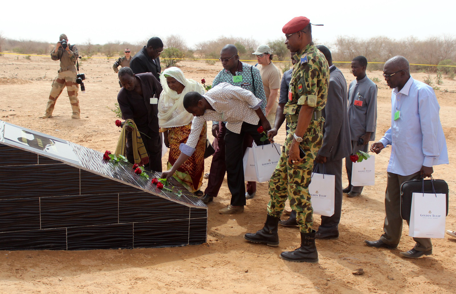 Les victimes du crash du vol d’Air Algérie inhumées à Bamako: les familles exigent « des explications »