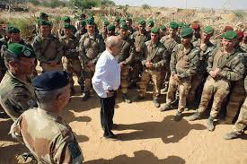 Le ministre français de la défense rencontre les militaires de l’opération Barkhane