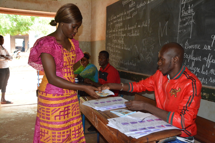 Report des législatives: l’opposition favorable, la majorité opposée