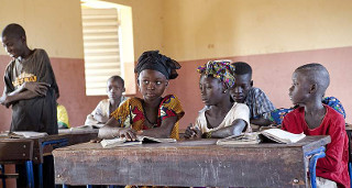 Le Magazine du 28 Août 2015 : scolarisations des filles, un rapport souligne des disparités importantes entre filles et garçons