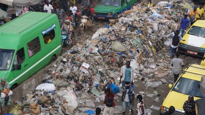 « Parlons de l’Environnement » : au Mali, la loi contre les sachets plastiques « peine à être appliquée »