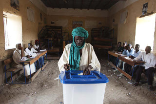Le Magazine du 10 Janvier 2016 : « des femmes et des enfants ont empêché les agents électoraux à rentrer dans les bureaux de vote »